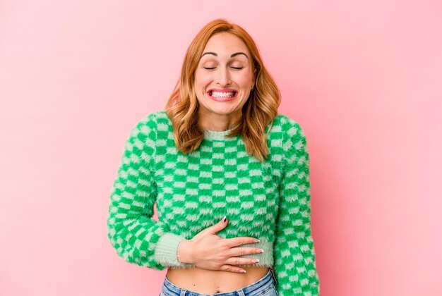 Tocca la pancia sorride delicatamente mangiando e il concetto di soddisfazione