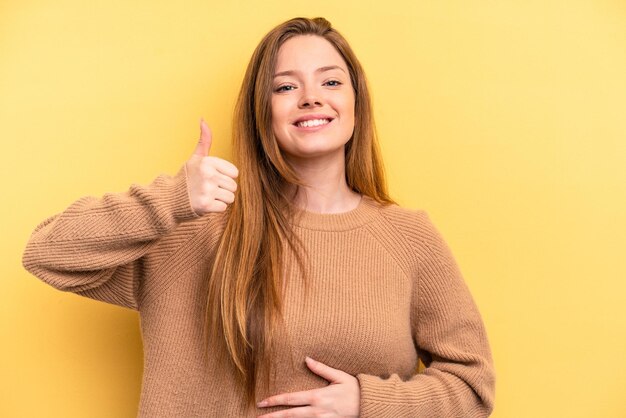 Tocca la pancia sorride delicatamente mangiando e il concetto di soddisfazione