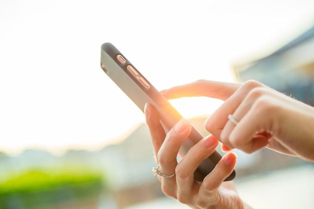 Tocco della donna sul telefono cellulare