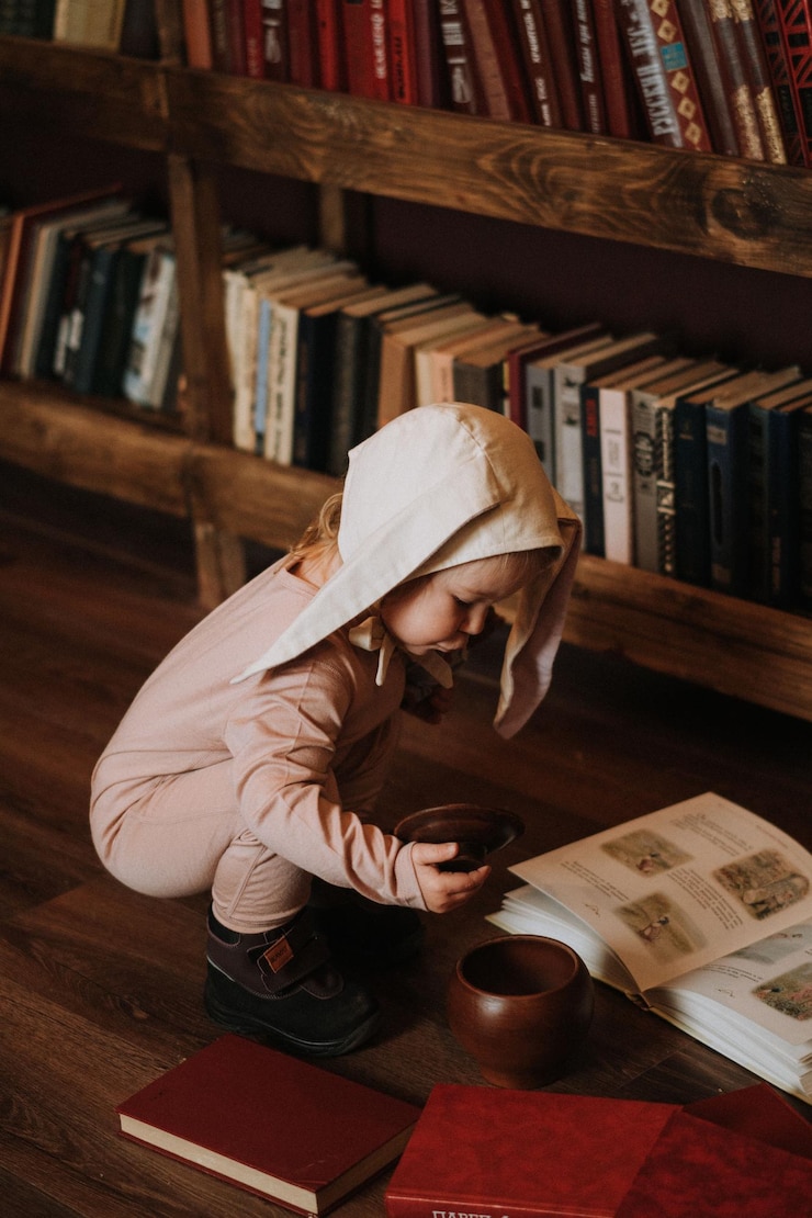 Photo toddler baby girl in funny hat with ears having fun