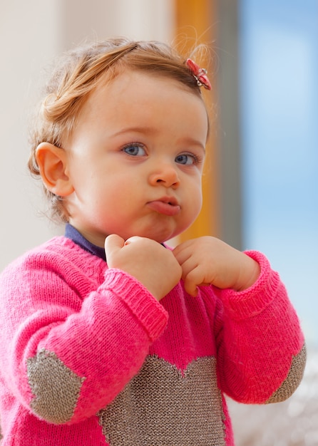 Toddler gioca a fare bolle con la bocca