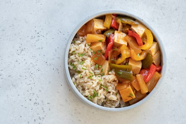 Tofu agrodolce su riso sbramato