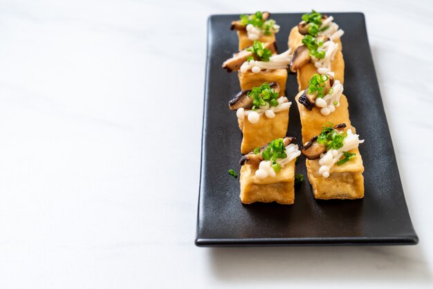 Tofu alla griglia con funghi Shitake e funghi d'oro