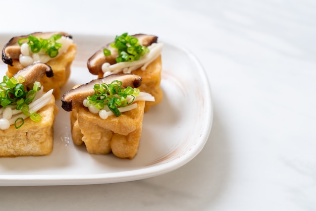 Tofu alla griglia con funghi Shitake e funghi d'oro
