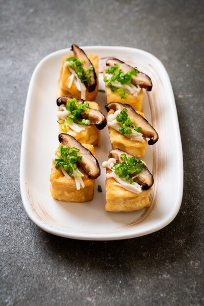 Tofu alla griglia con funghi Shitake e funghi d'oro