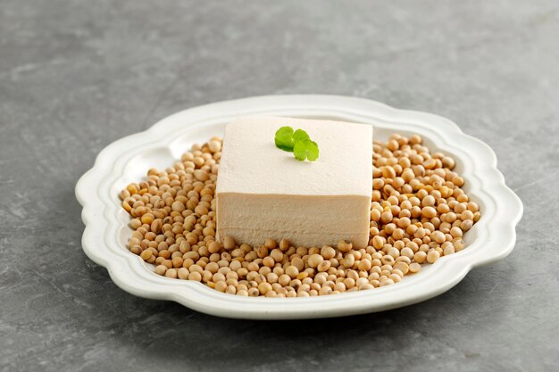 Tofu bianco con fagioli di soia sul piatto in ceramica