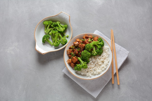 Tofu dolce, piccante, croccante e fritto in salsa teriyaki servito con riso.