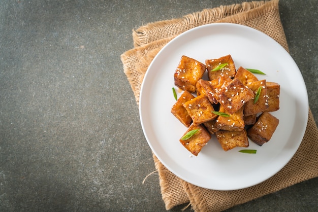 tofu fritto con sesamo bianco e salsa teriyaki - stile vegano e vegetariano