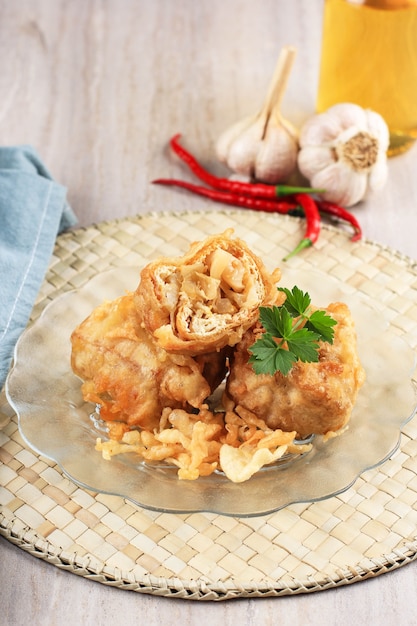 Tofu fritto croccante ripieno (Tahu Isi Berontak), tofu fritto ricoperto di pastella di farina con verdure saltate in padella, carote, cavoli, beccuccio all'interno. A volte aggiungere peperoncino.