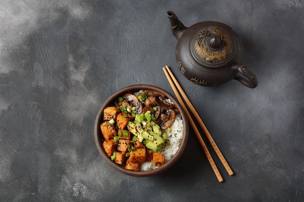 Tofu fritto dolce in una ciotola con salsa teriyaki e riso