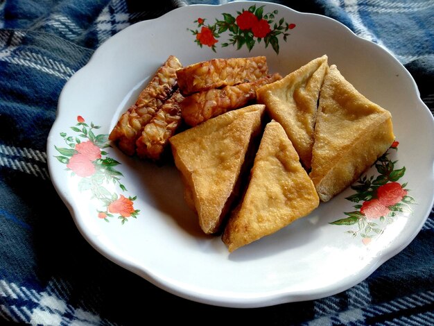 Tofu fritto e tempeh sul posto Indonesian Street Food