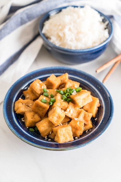Tofu fritto in una ciotola con sesamo
