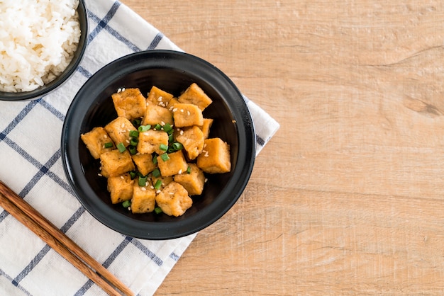 Tofu fritto in una ciotola con sesamo