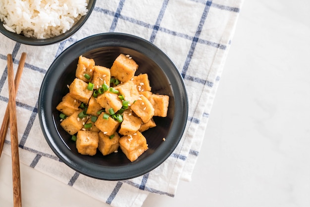 Tofu fritto in una ciotola con sesamo