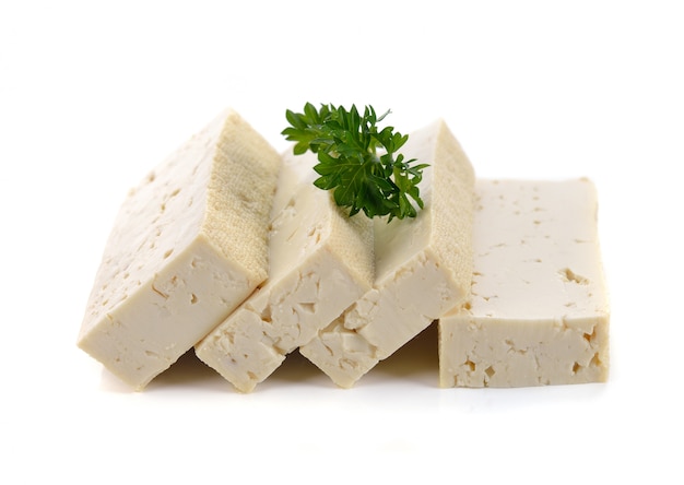 Tofu isolato su bianco