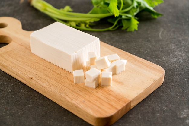 tofu su tavola di legno