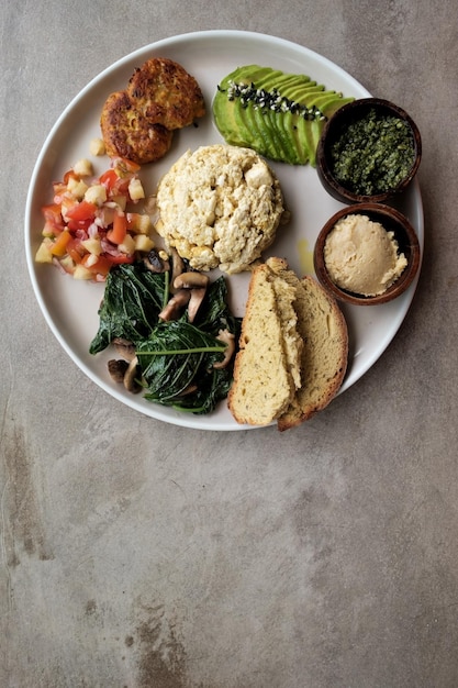 Tofu vegano con verdure di pane di avocado e primo piano della fonte su un piatto