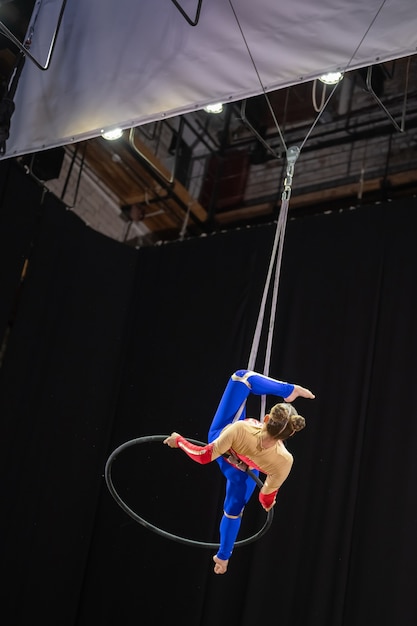 Togliatti, Russia - 25 luglio 2021: Gara di ginnastica aerea tra ragazze.