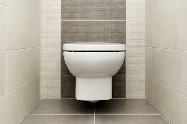 Toilette bianco in bagno moderno