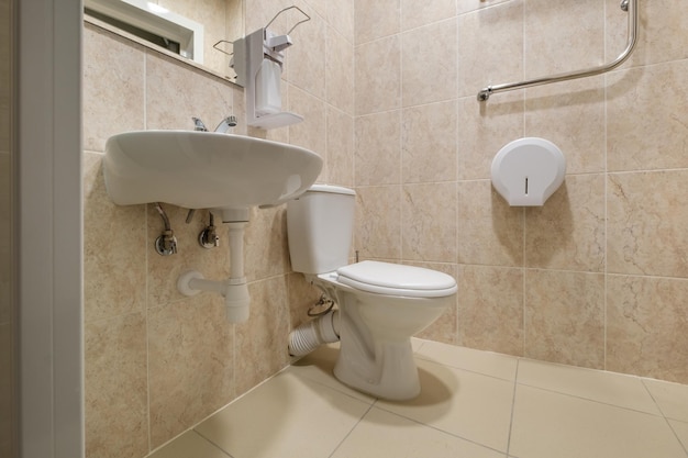 Toilette e dettaglio di una cabina bidet ad angolo con attacco doccia a parete