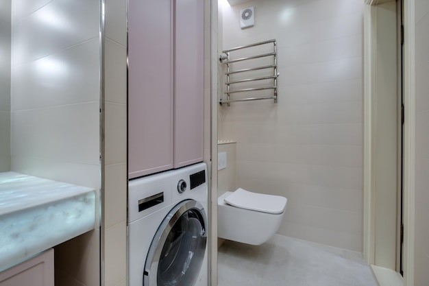 Toilette e dettaglio di una cabina doccia ad angolo con attacco doccia a parete