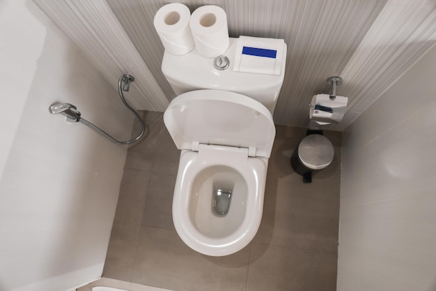 Toilette in bagno moderno