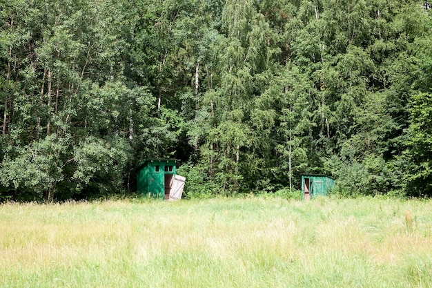 Toilette in legno vicino alla foresta