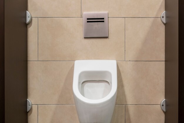 Toilette pubblica nella costruzione di città interni b