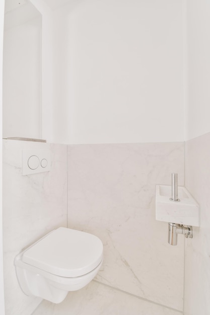 Toilette stretta dal design minimalista