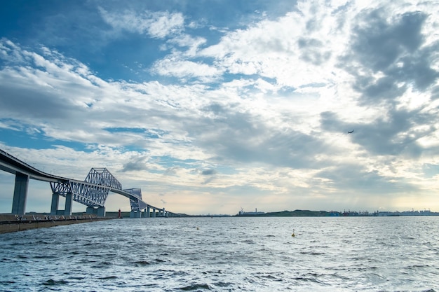 Tokyo gate bridge con mare e cielo blu.