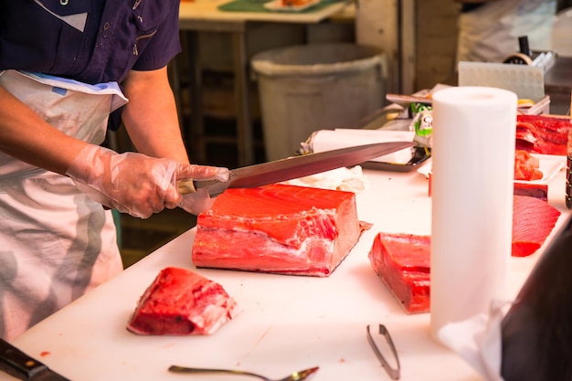 Tokyo Tsukiji Giappone 2 maggio 2017 Sushimi Shop al mercato ittico di Tsukiji a Tokyo in Giappone Questo è il più grande mercato di pesce e frutti di mare È anche un'altra importante attrazione turistica di Tokyo