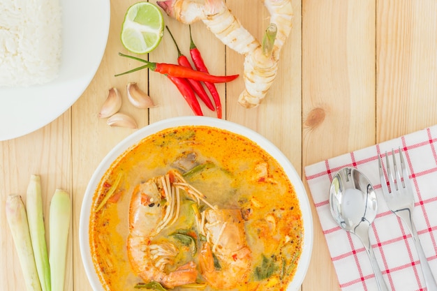 Tom yam kong o Tom yum, è una zuppa piccante speziata tipica della Thailandia