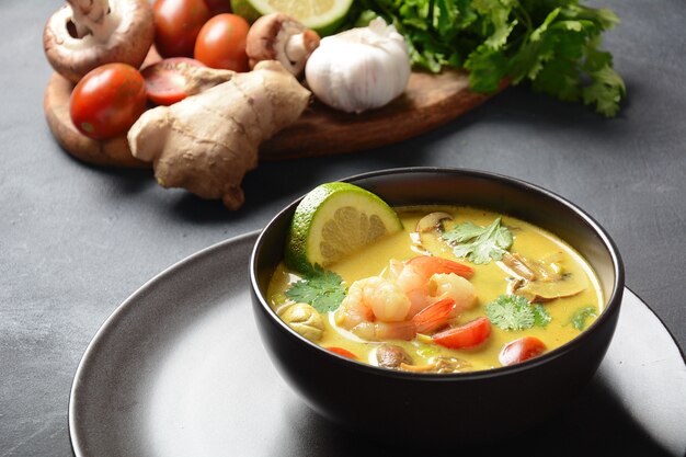 Tom Yam kung Minestra tailandese piccante con gamberetti