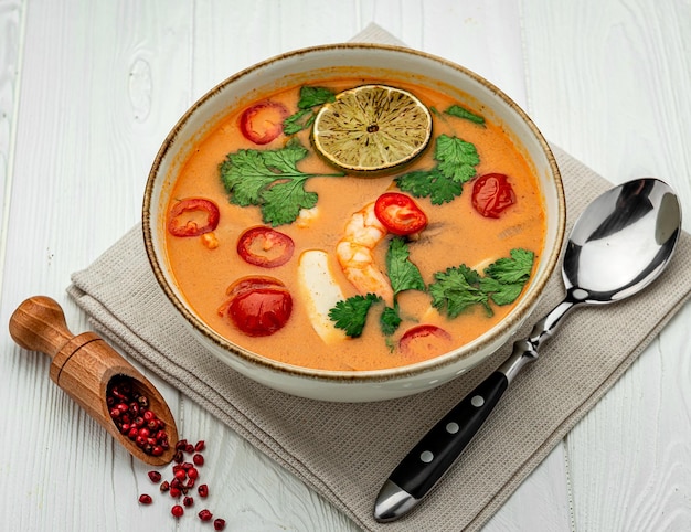 Tom Yam kung Minestra tailandese piccante con gamberetti