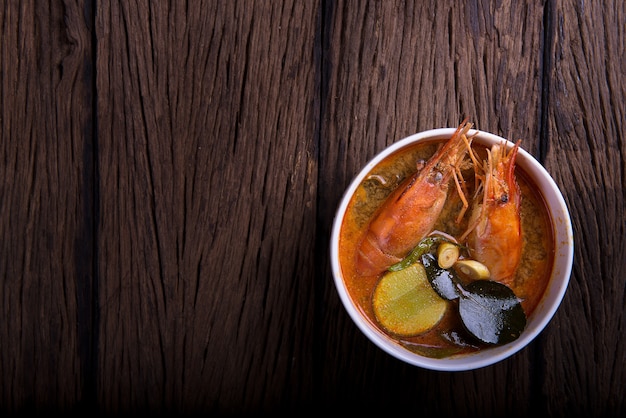 Tom Yum Goong su fondo di legno