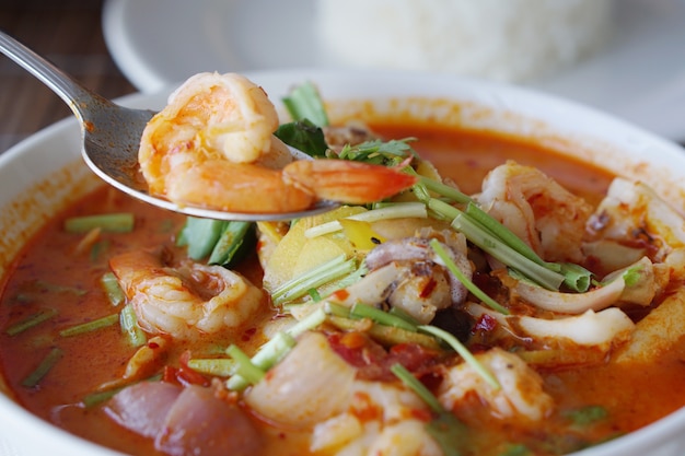 Tom Yum Kung o Tom Yum Goong Piatto tailandese