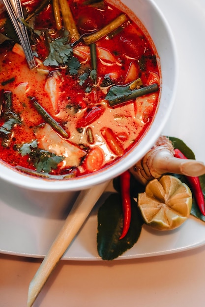 Tom Yum kung Zuppa thailandese piccante con gamberi, lime e peperoncino rosso verticale