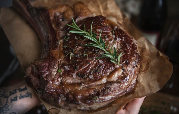 Tomahawk su un piatto con guarnire l&#39;idea di ricetta di fotografia di cibo