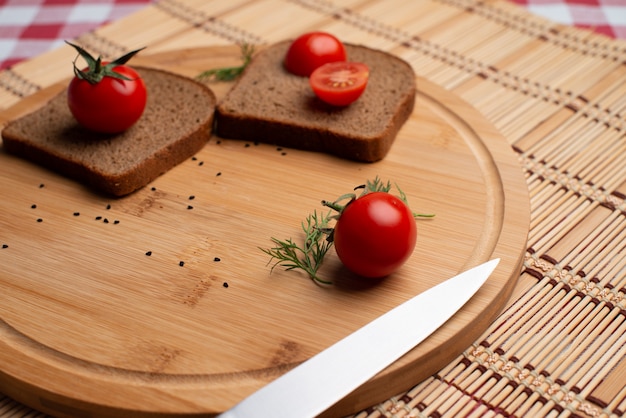 Tomates con pane nero e verde per il pranzo