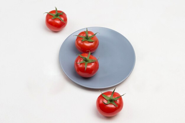 Tomati e spezie su un piatto grigio