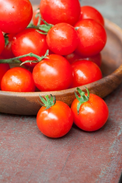 Tomati nel piatto sulla tavola
