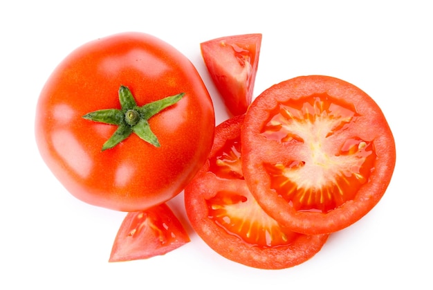 Tomato tagliato isolato su bianco