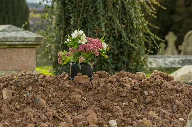 Tomba appena scavata nel cimitero