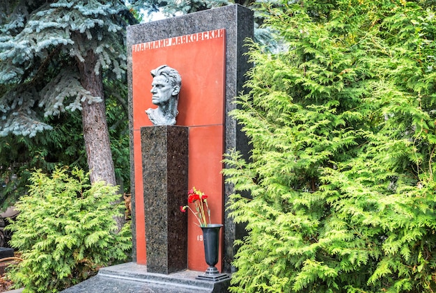 Tomba del cimitero di Vladimir Mayakovsky Novodevichy Mosca