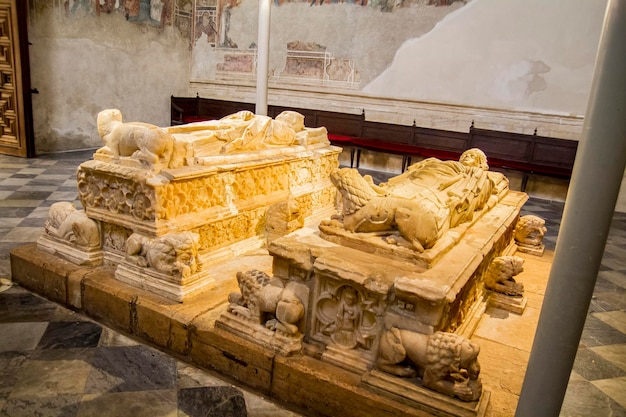 Tomba del vescovo nella cattedrale di toledo, in spagna