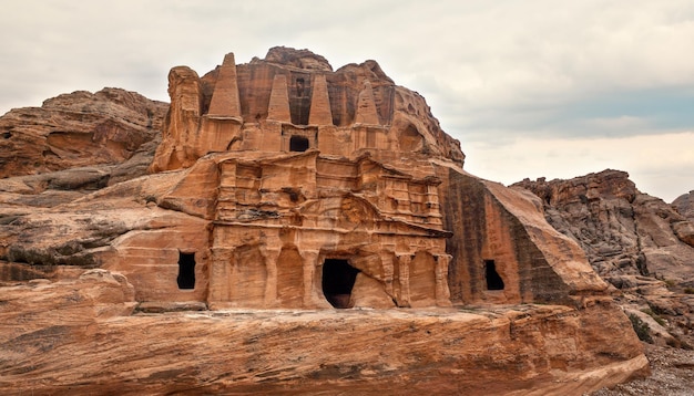 Tomba dell'obelisco e rovine del triclinio di Bab as-Siq a Petra, in Giordania, in mattinata nuvolosa