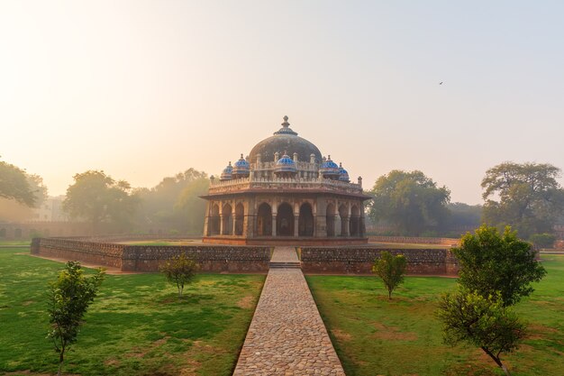 Tomba di Isa Khan, India, New Dehli, bellissima alba.