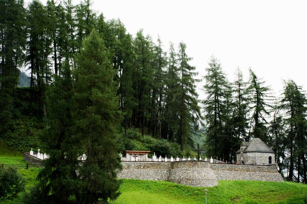 Tomba o tombe al Campanile di curon venosta vecchia o torre sommersa della chiesa del lago di Resia nel profondo del lago di Resias nella valle del TrentinoAlto nel Tiro meridionale o in Alto Adige a Bolzano o città di Bolzano in Italia