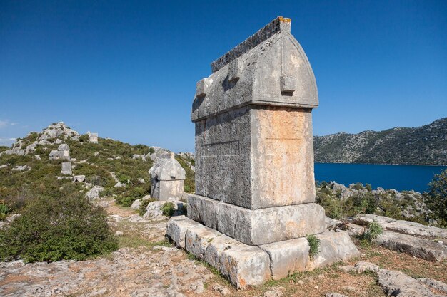 Tombe della Licia a Kalekoy Simena sdraiato su un percorso di trekking a lunga distanza di Lycian che passa attraverso Simena Turchia