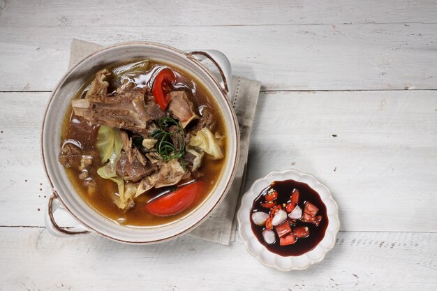 Tongseng Kambing è un piatto indonesiano di carne di capra o stufato di montone come una zuppa con salsa di soia dolce.